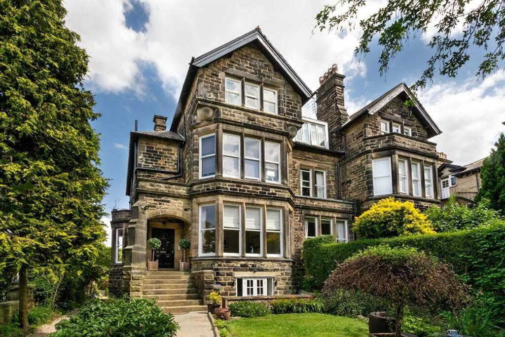 Central Harrogate Townhouse Apartment With Parking Exteriör bild