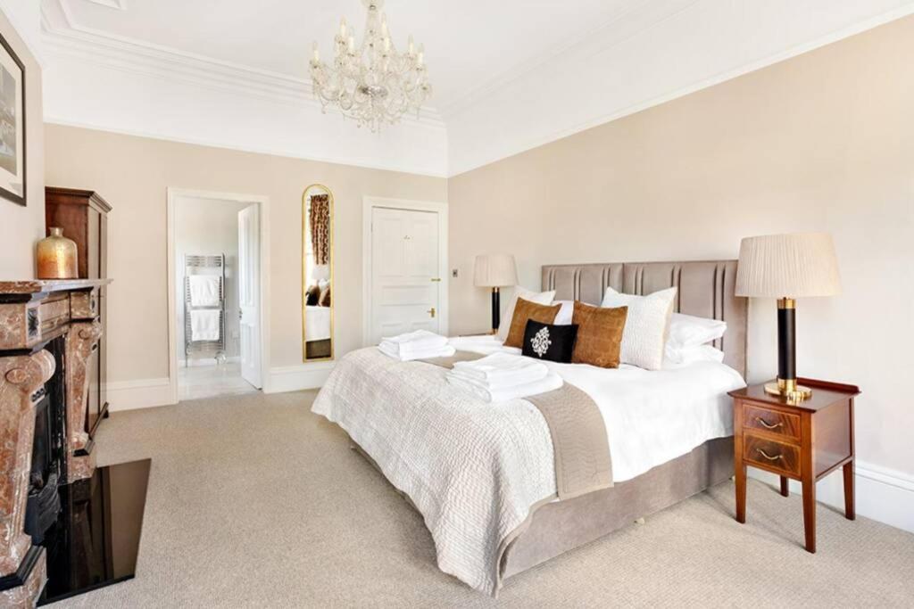 Central Harrogate Townhouse Apartment With Parking Exteriör bild